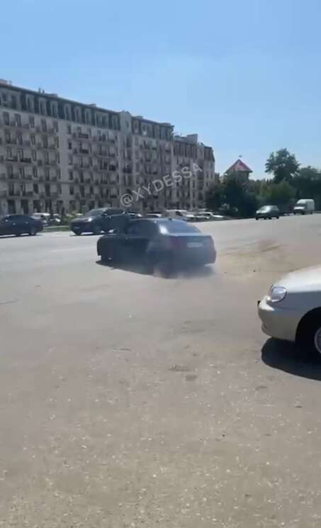 Магомед Закариев (в центре)