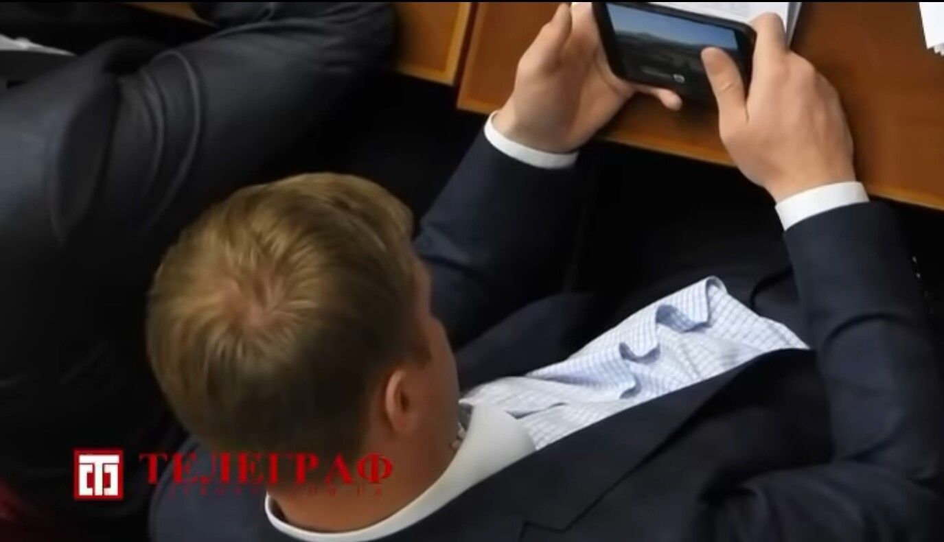 Роберта Горвата поймали за развлечением в телефоне на заседании парламента qkrihhideritxkmp