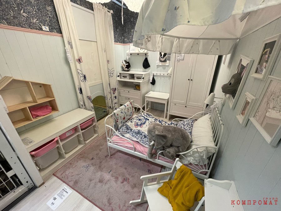 Шоурум IKEA в Лондоне, большинство предметов на фотографии изготовлено индонезийской фирмой, которая использует древесину Бакурова. По утверждению Маркуса Энгмана, главного дизайнера IKEA, мебель шведской компании есть даже во дворце британской королевской семьи &mdash; в детской у принца Уильяма и Кейт Миддлтон