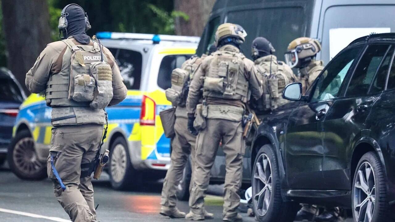 В Германии мужчина открыл огонь по полиции и забаррикадировался в квартире с заложниками dqdirkiqruiqtxkmp
