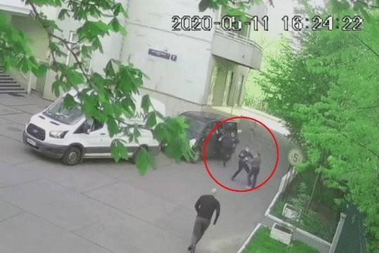 Нападение на бабушку Роберта Зимина. Роман Зимин (на переднем плане) спешит на помощь своей 64-летней матери rtiqhxitkiqezkmp